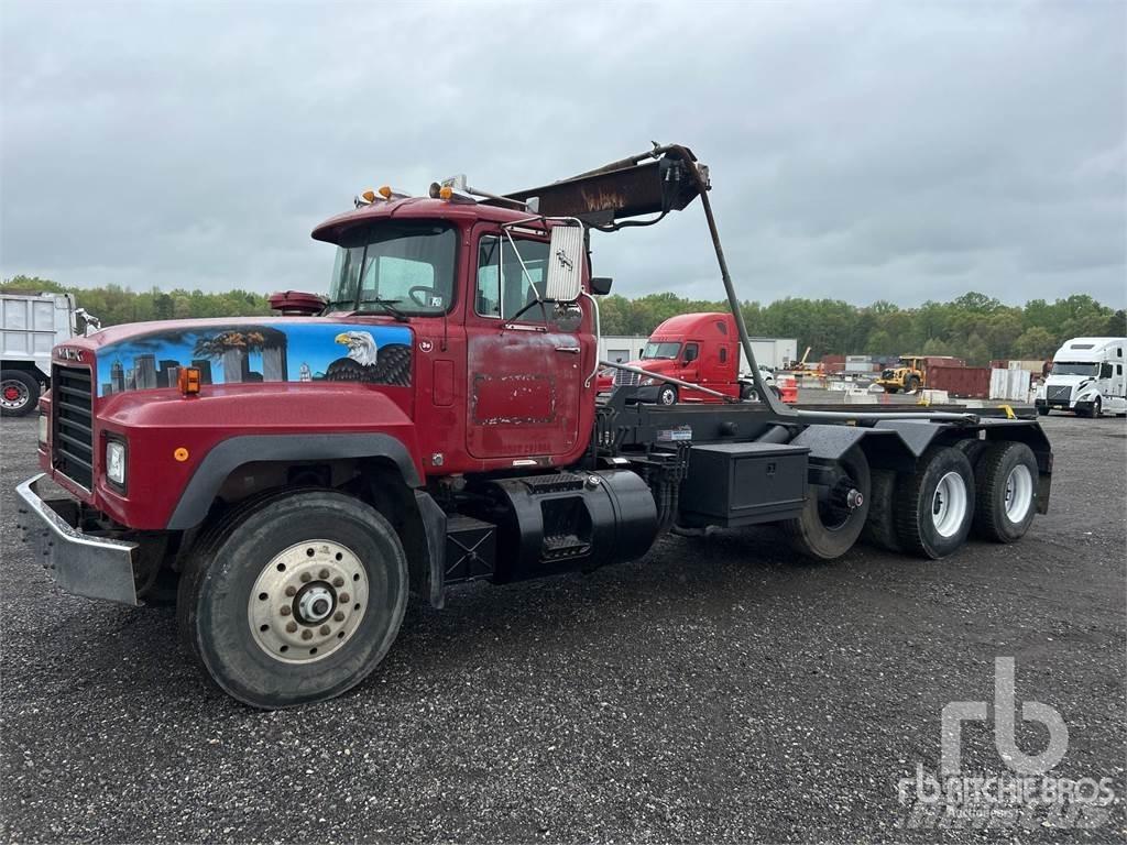 Mack RD688S Savivarčiai su kabeliniu keltuvu