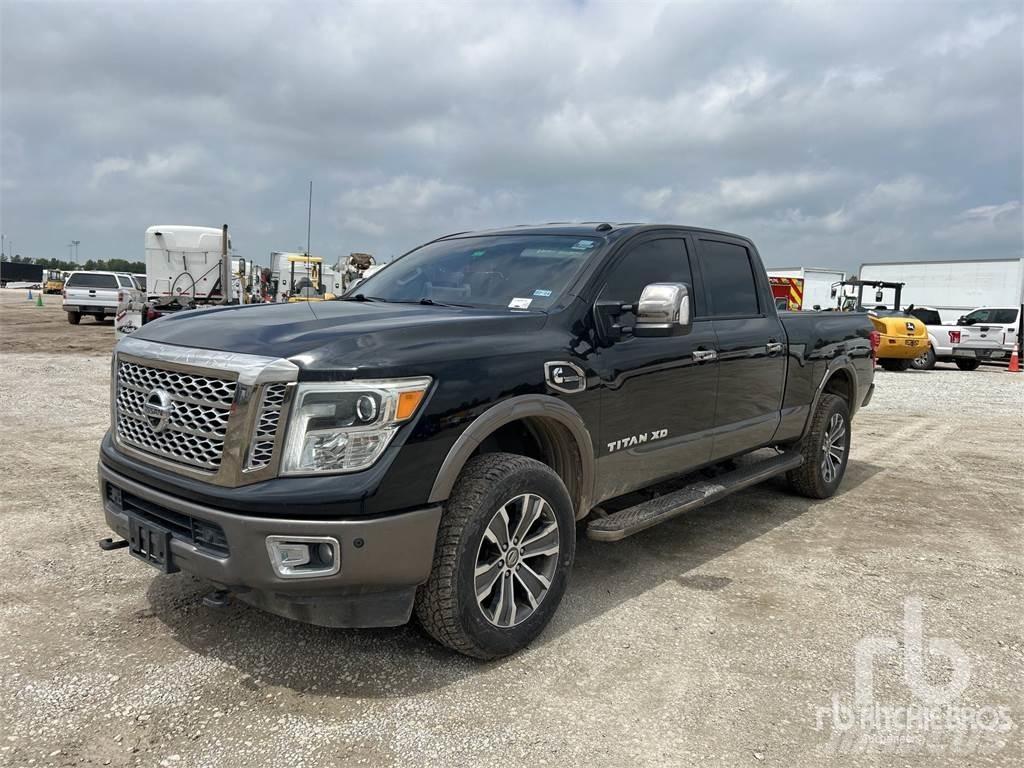 Nissan TITAN Pikapai / Bortiniai sunkvežimiai