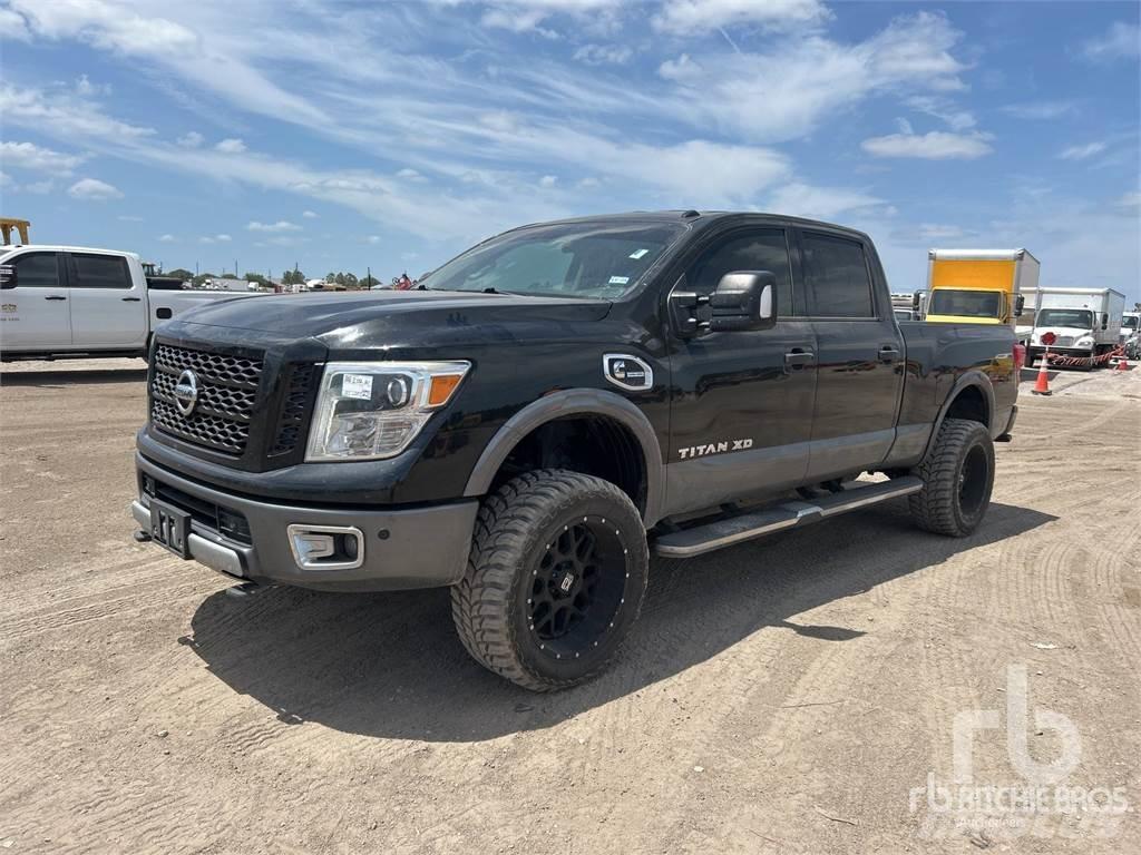 Nissan TITAN Pikapai / Bortiniai sunkvežimiai