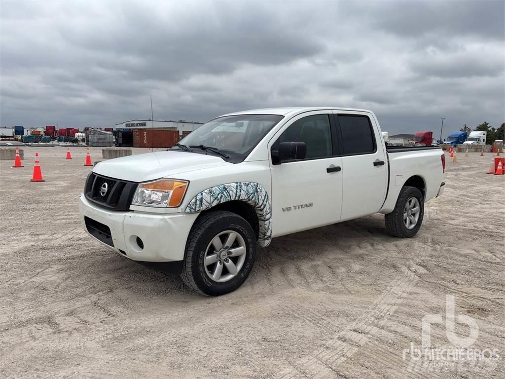 Nissan TITAN Pikapai / Bortiniai sunkvežimiai