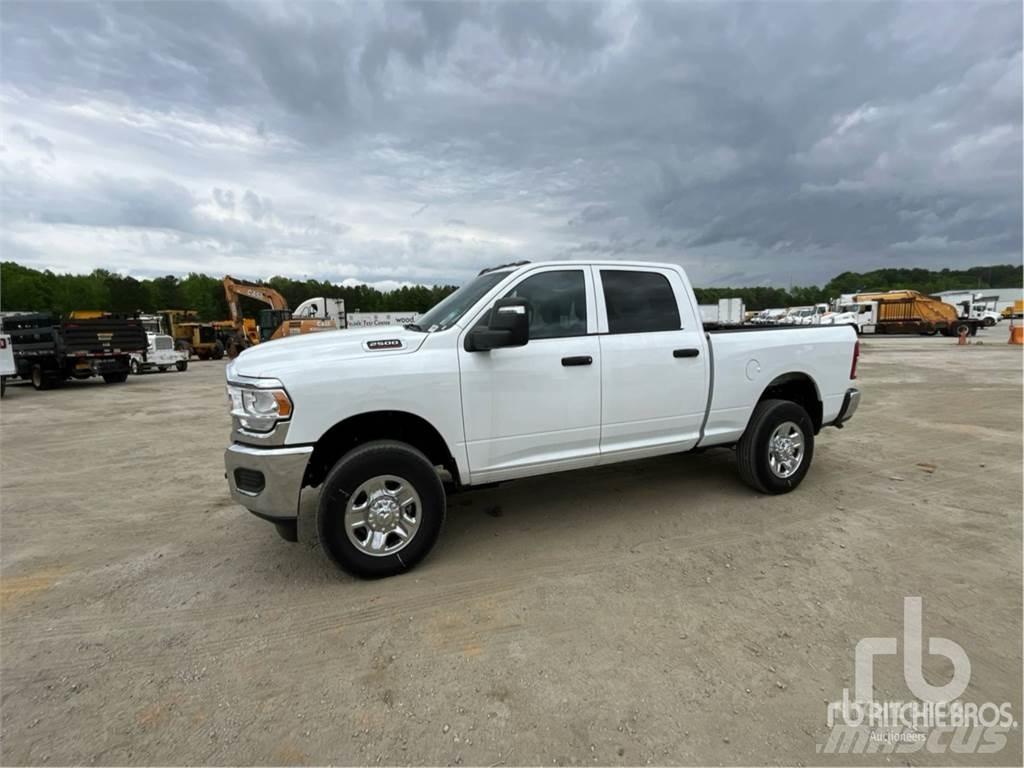 RAM 2500 Pikapai / Bortiniai sunkvežimiai