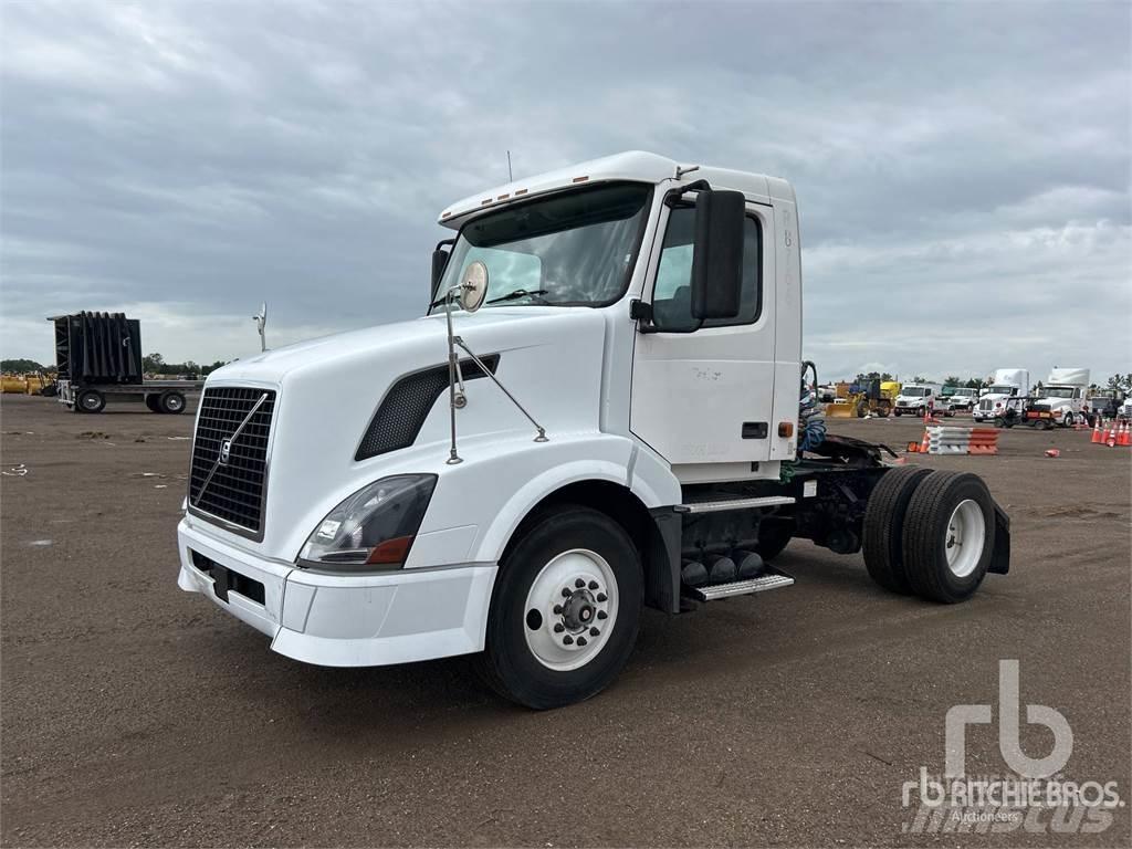 Volvo VNL300 Naudoti vilkikai