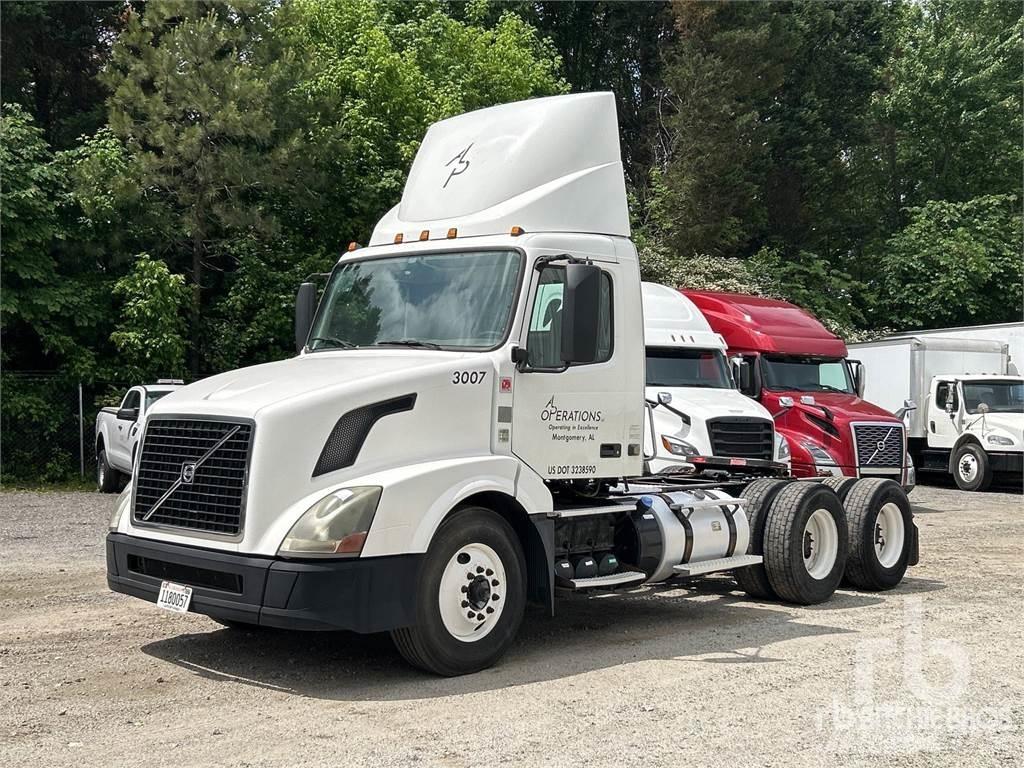 Volvo VNL300 Naudoti vilkikai