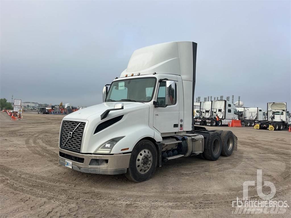 Volvo VNL300 Naudoti vilkikai