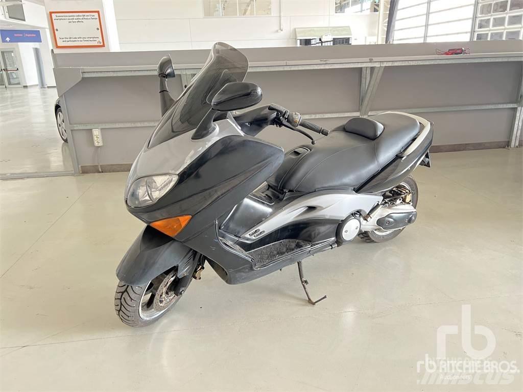 Yamaha TMAX Lengvieji automobiliai
