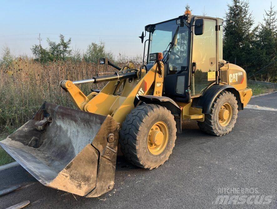 CAT 906H Universalūs ratiniai krautuvai