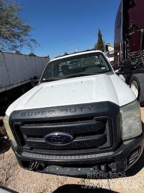 Ford F250 Pagalbos kelyje automobiliai