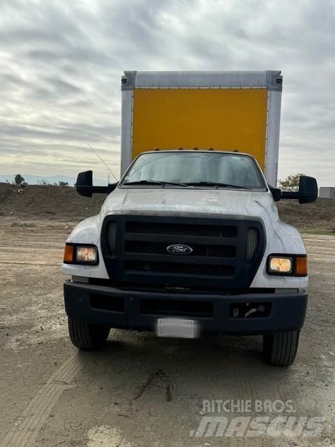 Ford F750 Sunkvežimiai su dengtu kėbulu