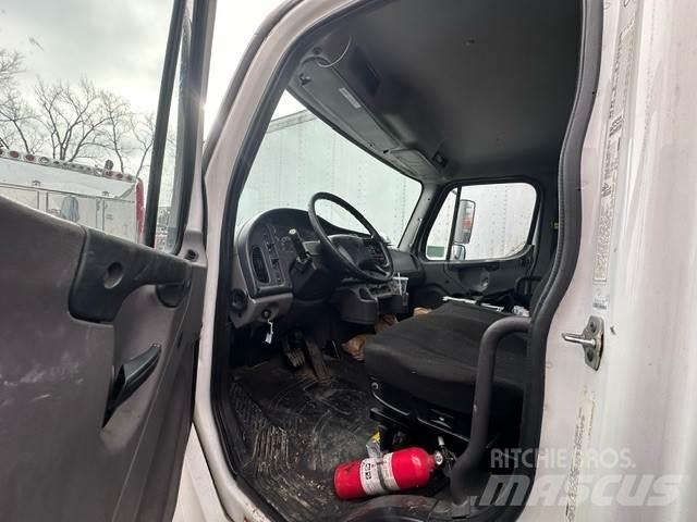 Freightliner M2 Sunkvežimiai su dengtu kėbulu