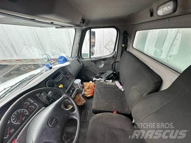 Freightliner M2 Sunkvežimiai su dengtu kėbulu