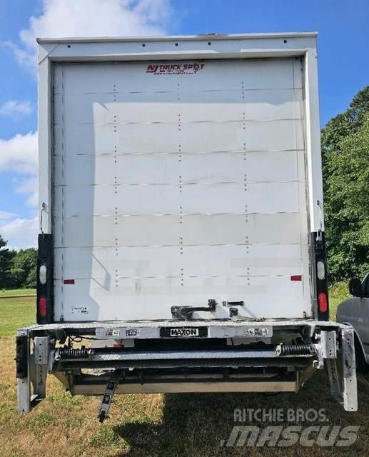 Freightliner M2 Sunkvežimiai su dengtu kėbulu