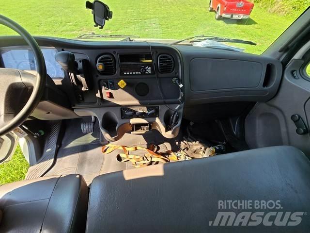 Freightliner M2 Sunkvežimiai su dengtu kėbulu
