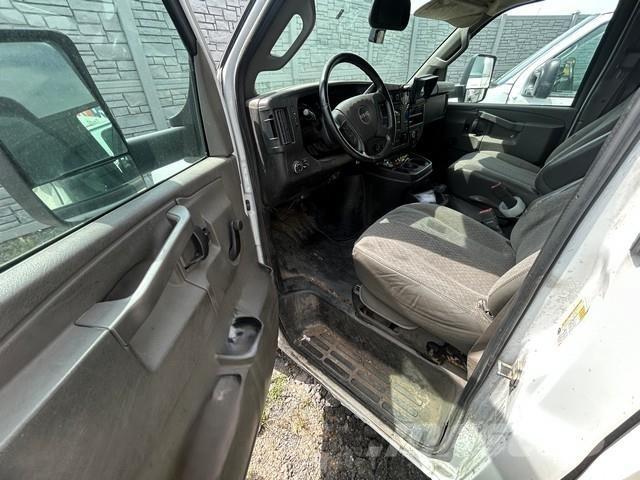 GMC Savana 4500 Sunkvežimiai su dengtu kėbulu