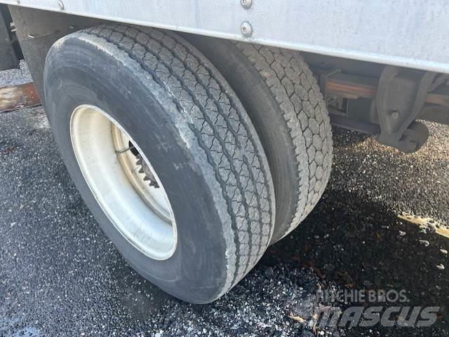 Hino 268 Sunkvežimiai su dengtu kėbulu