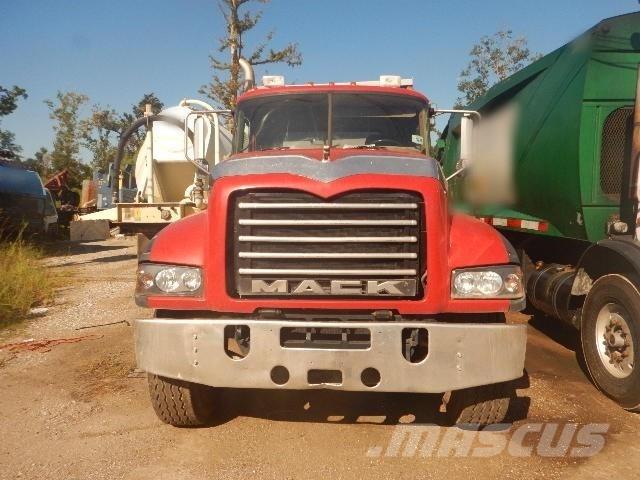 Mack GU713 Savivarčių priekabų vilkikai