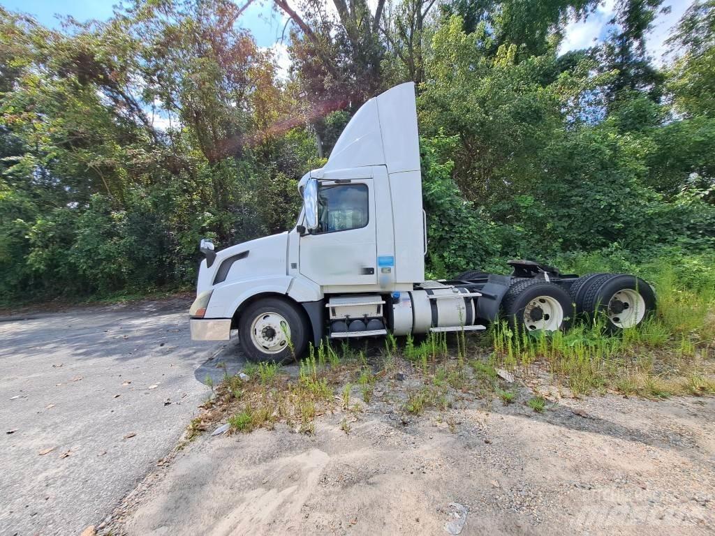 Volvo VNL64 T300 Naudoti vilkikai