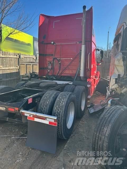 Volvo VNL64T670 Naudoti vilkikai