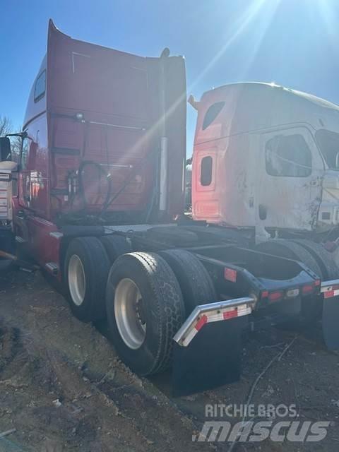Volvo VNL64T670 Naudoti vilkikai
