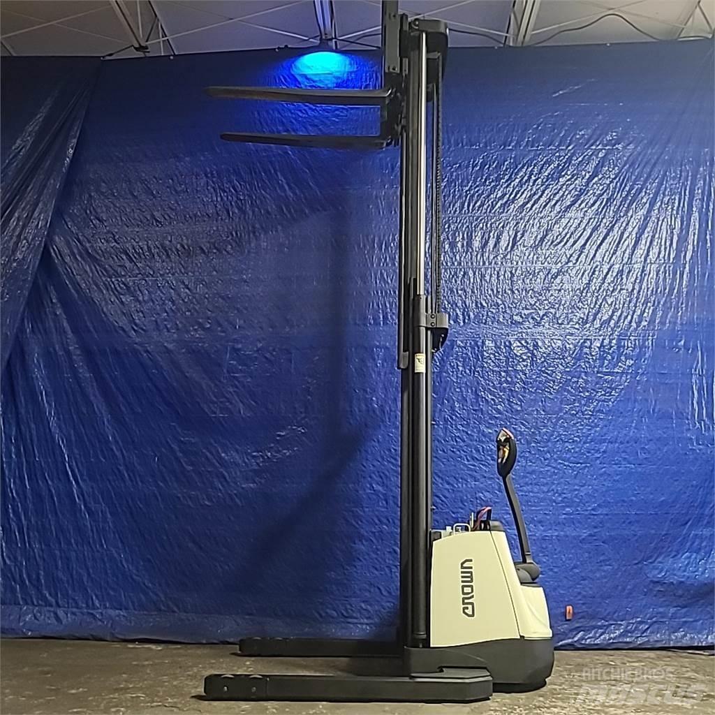 Crown SX3000-40 Savaeigiai rietuvai