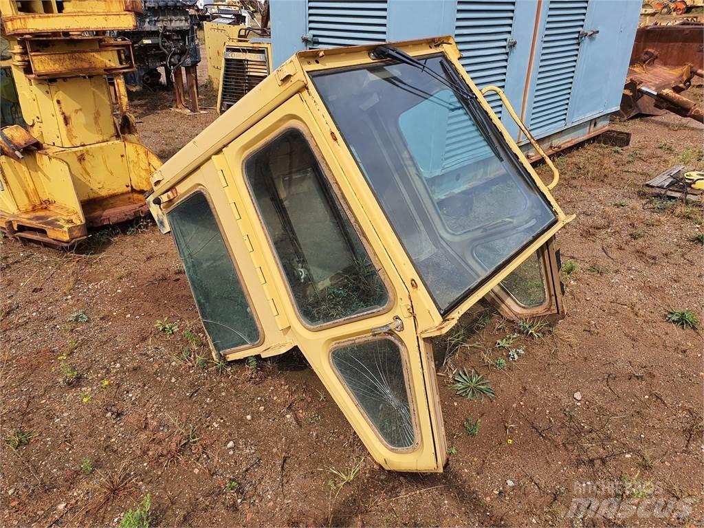 CAT 973 Kabinos ir interjeras