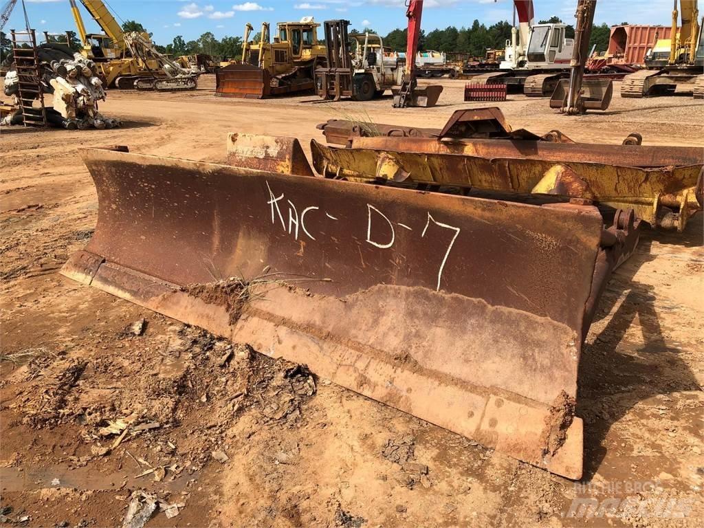 CAT D7 Peiliai