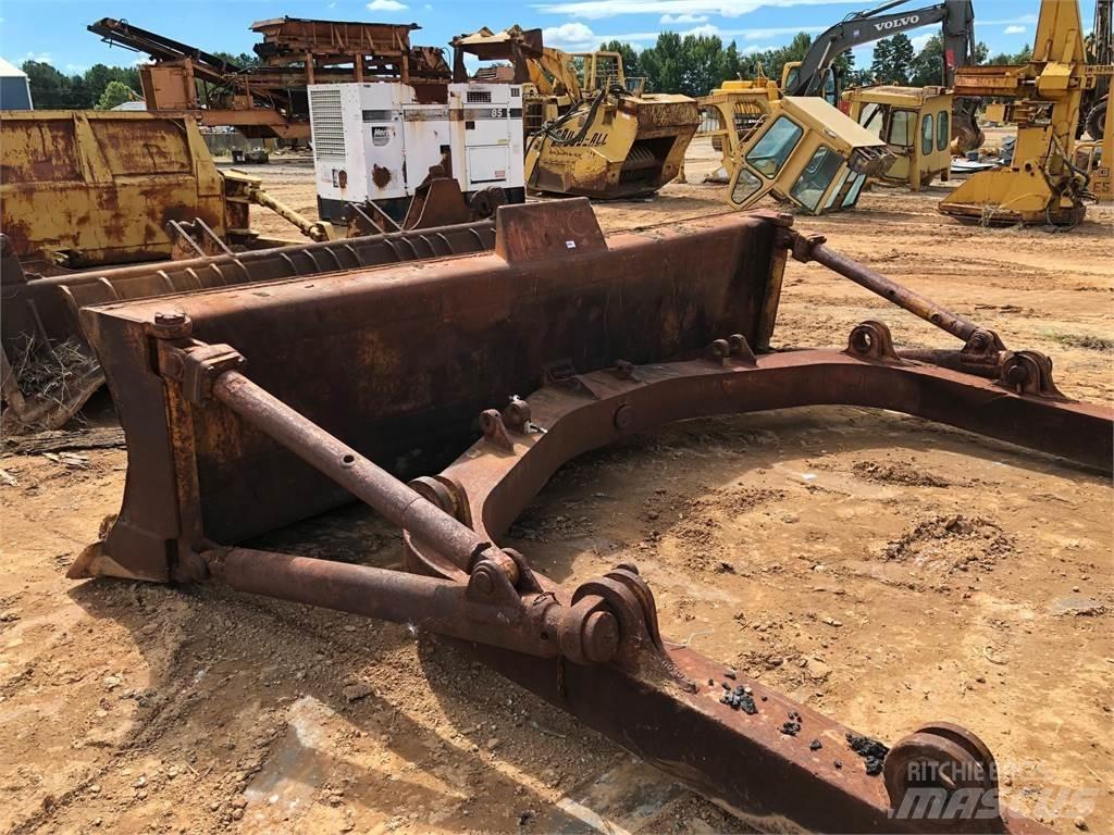 CAT D7 Peiliai