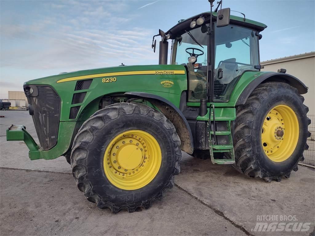 John Deere 8230 Traktoriai