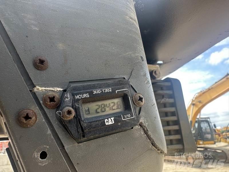 CAT 236B Statyba - Kita
