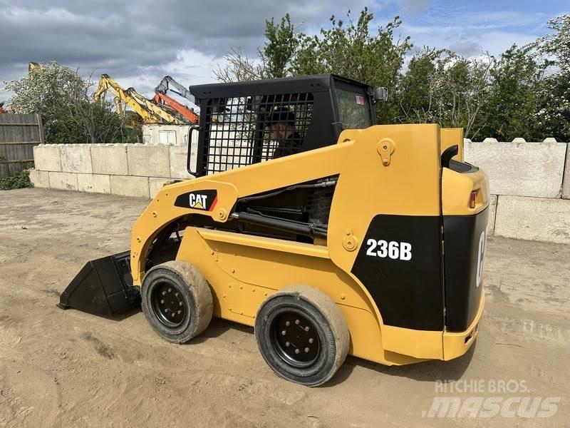 CAT 236B Statyba - Kita
