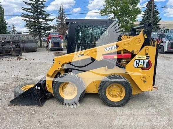 CAT 242D3 Krautuvai su šoniniu pasukimu