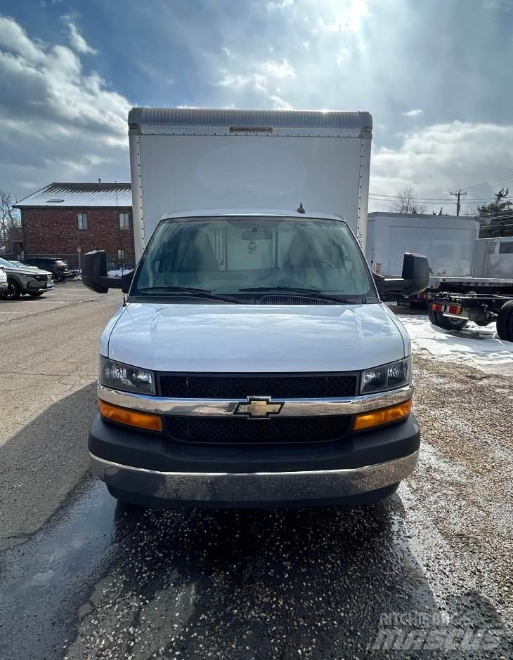 Chevrolet 3500 Sunkvežimiai su dengtu kėbulu