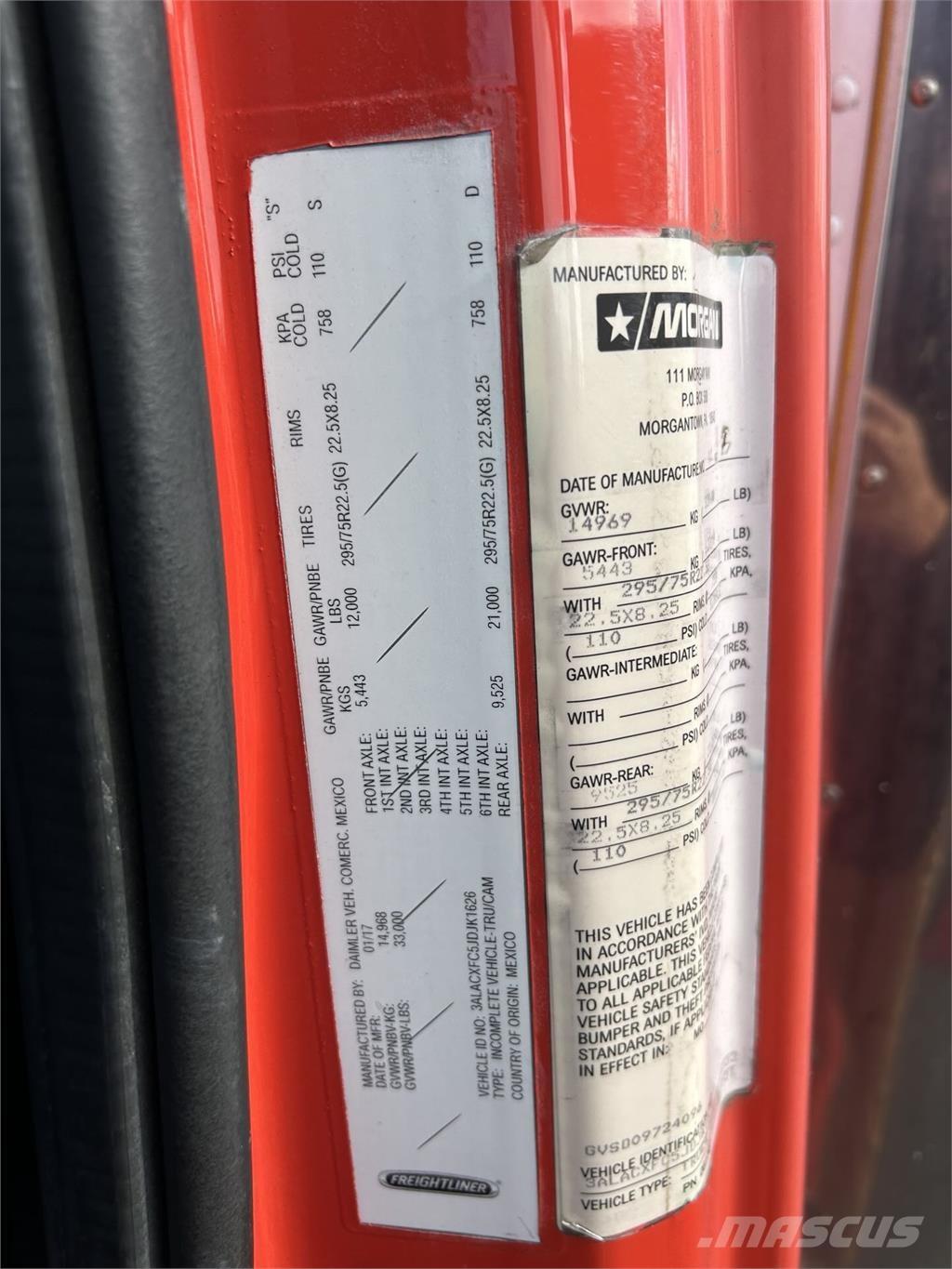 Freightliner M2 Sunkvežimiai su dengtu kėbulu