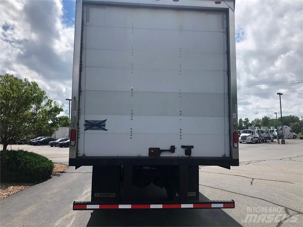 Freightliner M2 106 Sunkvežimiai su dengtu kėbulu
