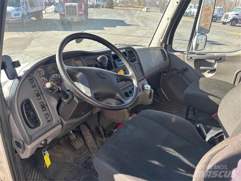 Freightliner M2 106 Sunkvežimiai su dengtu kėbulu