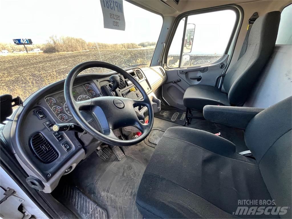 Freightliner M2 106 Sunkvežimiai su dengtu kėbulu
