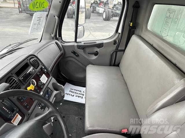 Freightliner M2106 Sunkvežimiai su dengtu kėbulu