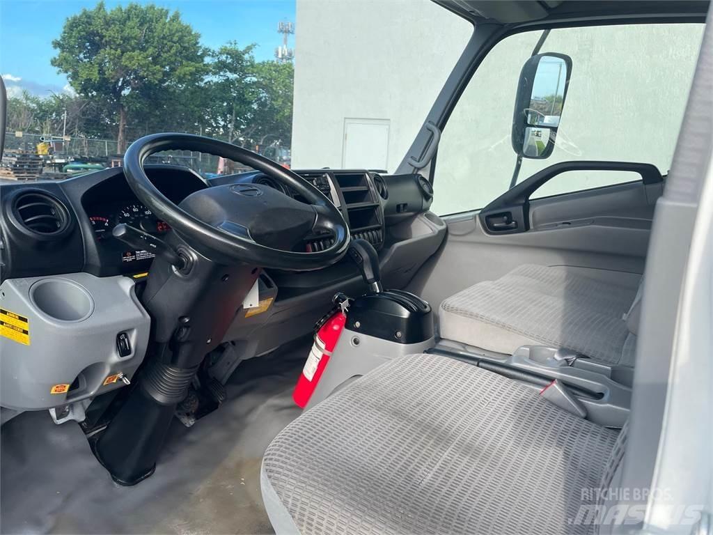 Hino 195 Sunkvežimiai su dengtu kėbulu