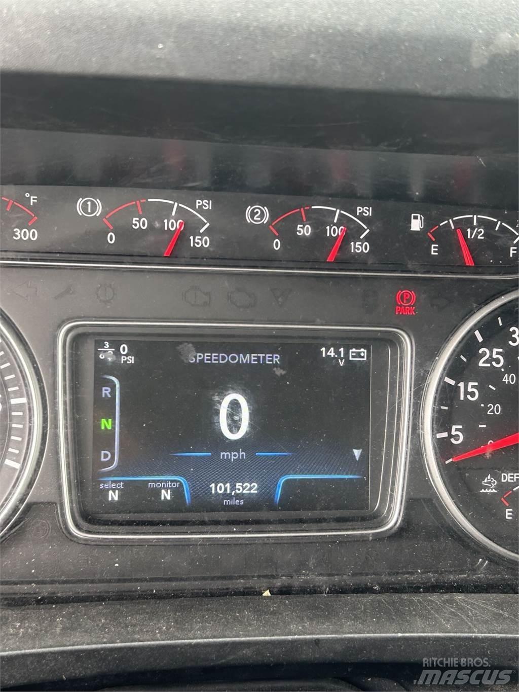 International 4300 Sunkvežimiai su dengtu kėbulu