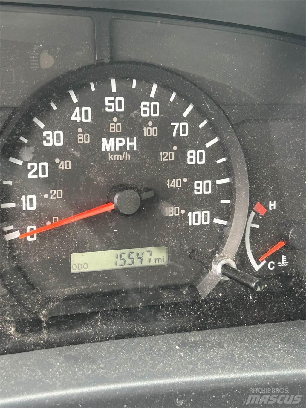 Isuzu NRR Sunkvežimiai su dengtu kėbulu