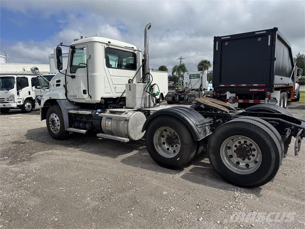 Mack CXU613 Naudoti vilkikai
