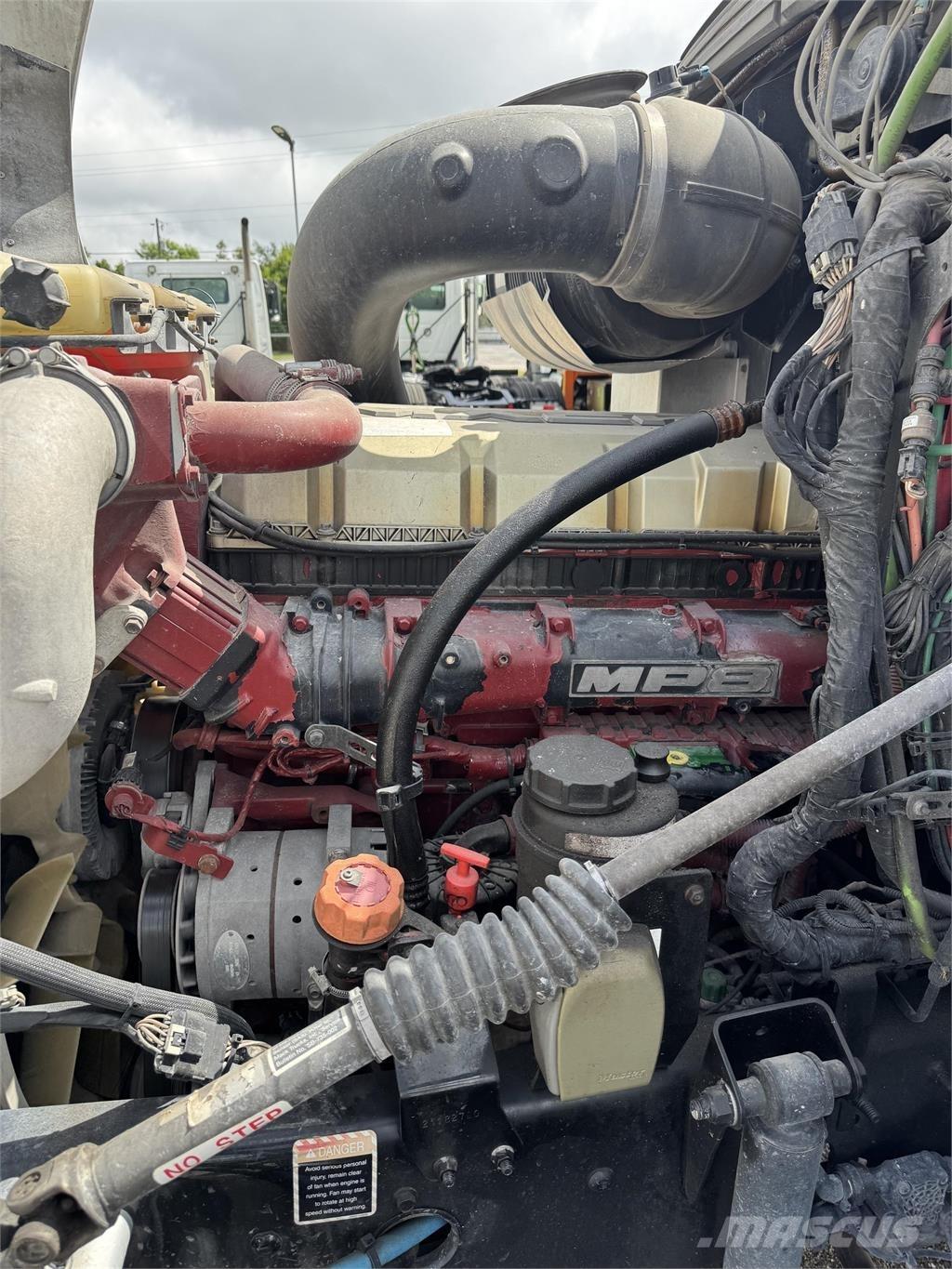 Mack CXU613 Naudoti vilkikai