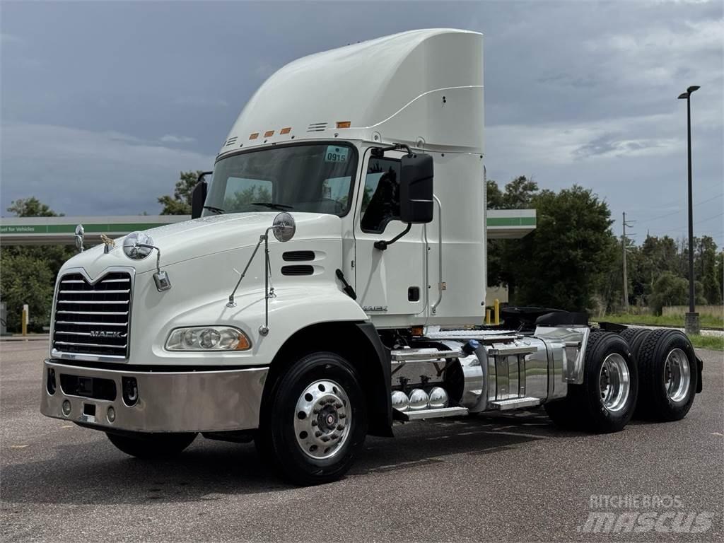 Mack CXU613 Naudoti vilkikai