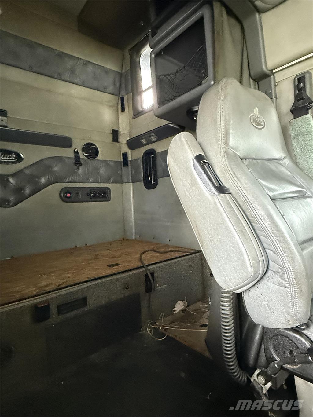 Mack CXU613 Naudoti vilkikai