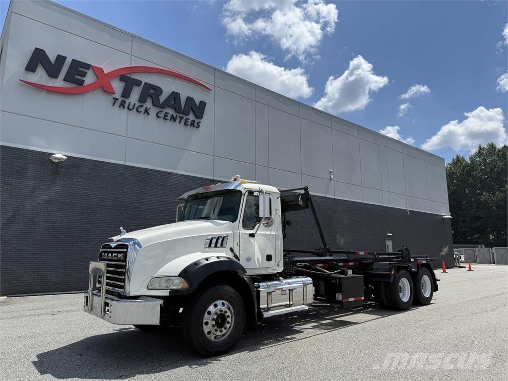 Mack GR64B Kita