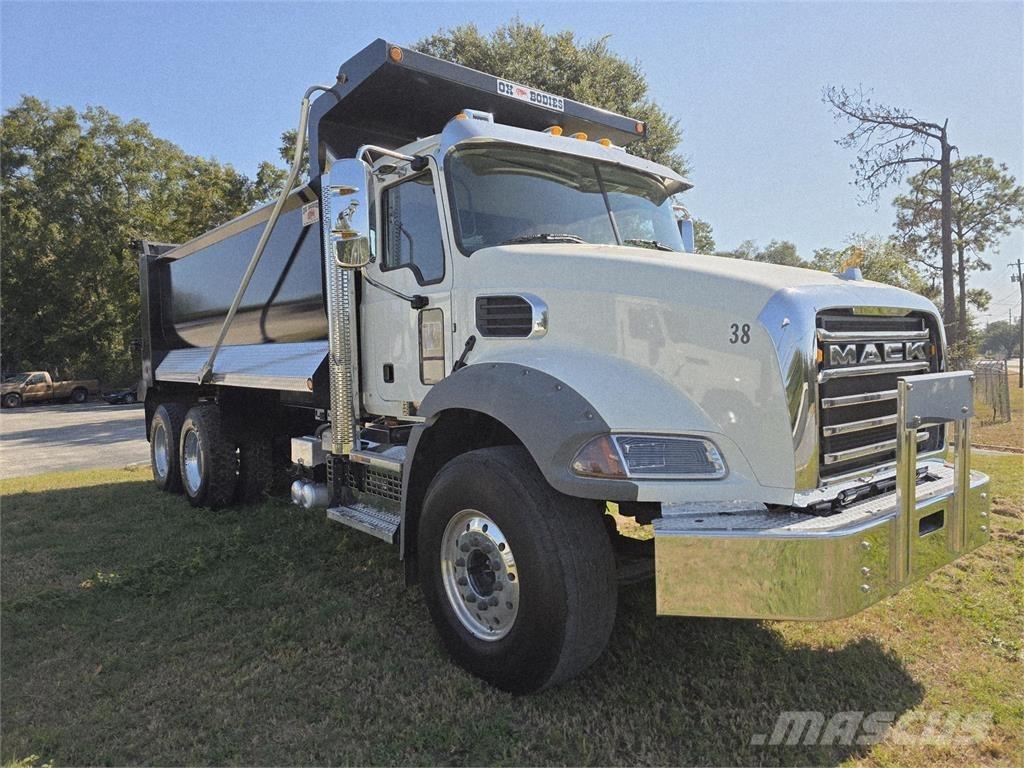Mack GR64B Savivarčių priekabų vilkikai
