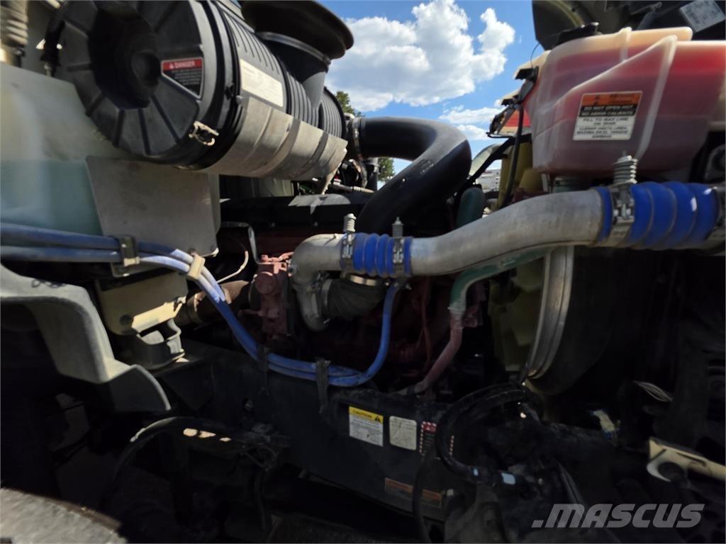 Mack GR64B Savivarčių priekabų vilkikai