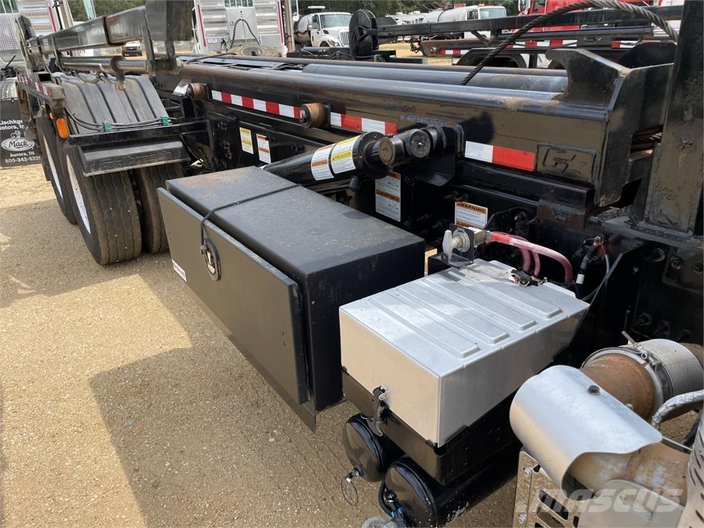 Mack GR64B Kita