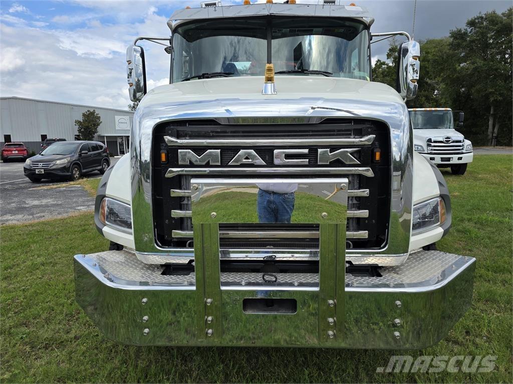 Mack GR64BR Savivarčių priekabų vilkikai