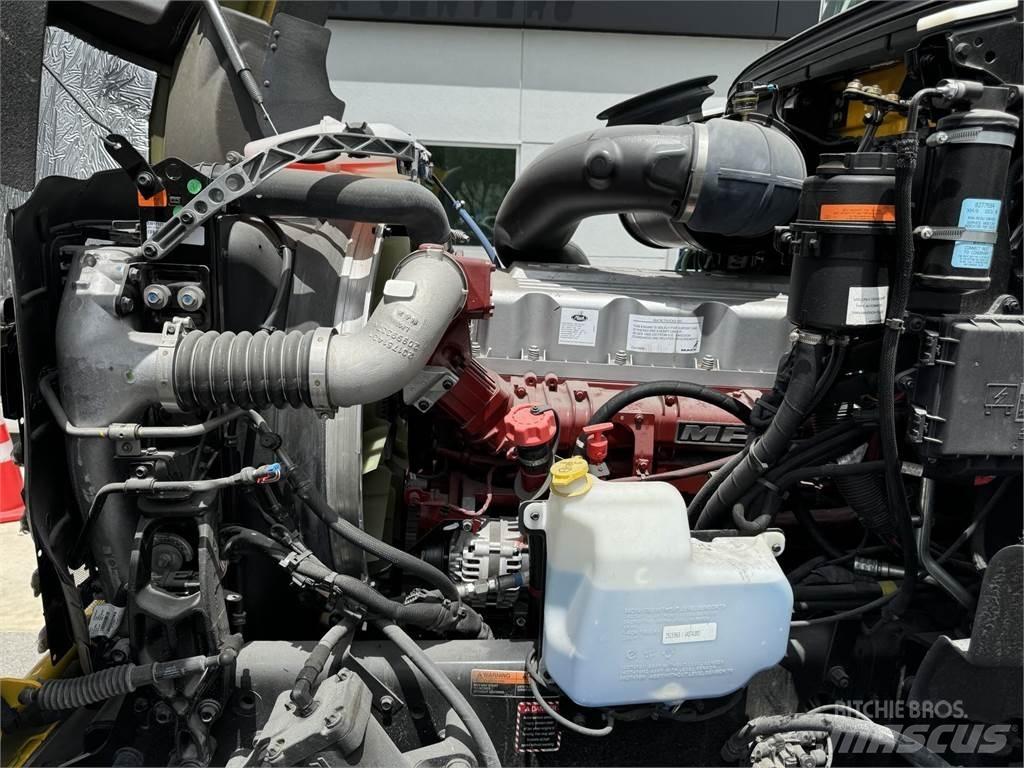 Mack GR64BRX Savivarčių priekabų vilkikai