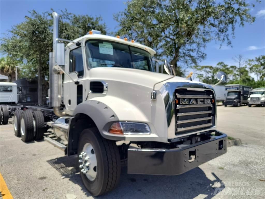 Mack GR64BX Betonvežiai